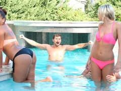 Blonde, Sucer une bite, En levrette, Groupe, Branlette thaïlandaise, Hard, Orgie, Piscine