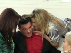 Stora tuttar, Gangbang, Grupp, Orgie, Kissar, Pov, Grov, Dusch