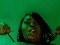 Stor svart kvinne, Hjemmelaget, Alene