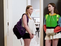 Blondýna, Prstění, Líbání, Výprask, Spodní prádlo, Masturbace, Školačka, Teenka