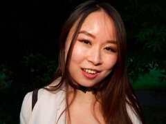 Grosse bite, Sucer une bite, Brunette brune, Masturbation, Seins naturels, Rasée, Maigrichonne, Nénés