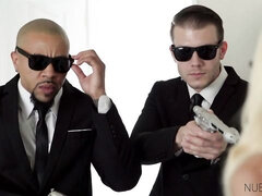 Blondin, Avsugning, Doggystyle, Dubbelpenetrering, Handjobb, Mellanrasig, Mager, Tuttar