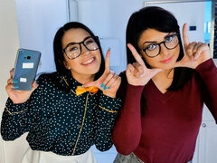 Σε στάση σκύλου στα τέσσερα, Γυαλιά, Ομάδα, Γλείψιμο, Μουνί, Ξυρισμένη, Έφηβος, Βυζιά