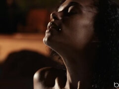 흑갈색 머리, 라티나, 대단히, 자연의 가슴, 조그마한, 풀, 문신, 젖가슴