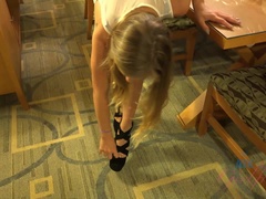 お尻, ブロンド, パンティ, 小柄, 剃毛, スカート, タトゥー, オッパイの