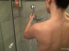 Brunetka, Vyholené, Sprcha, Sólo