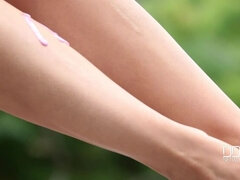 Insertion, Orgasme, Petite femme, Piscine, Rasée, Jupe, Nénés, Jouets