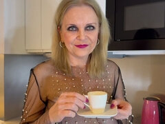 Mature Lady Puts Her Xxl Toys Deep