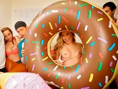 Stora tuttar, Avsugning, Grupp, Hardcore, Naturliga tuttar, Orgie, Party, Tonåring