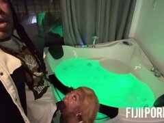 18 ans, Amateur, Salle de bains, Gros cul, Noire, Sucer une bite, Couple, Adolescente