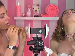 큰 가슴, 페티쉬, 마사지, 수음, 나이든, 밀프, 젖가슴, 쌍둥이