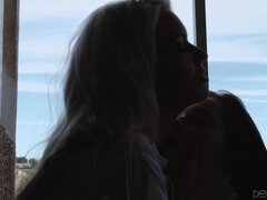 Gros seins, Blonde, Brunette brune, Collège université, Seins naturels