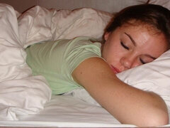 18 éves, Hatalmas hátsó, Monumentális dákó, Cumizás, Kutya póz, Természetes mellek, Tini, Begyek