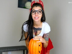 Amateur, Brunette brune, Lunettes, Humiliation, Petite femme, Solo, Tatouage