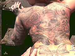 Alemán, Al aire libre, Público, Tatuaje, Tetas