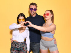 Veľké kozy, Brunetka, Na psíka, Masáž, Pička, Vyholené, Obuv, Tangá