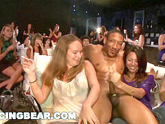 Mamada, Cfnm, Grupo, Madres para coger, Orgía, Fiesta