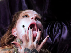 Anaal, Pijpbeurt, Sperma in mond, Seksspeelgoed, Naakt, Spuiten, Tatoeage, Trio