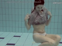 Bikini, Braunhaarige, Tschechisch, Europäisch, Öffentlich, Erotischer film, Unter wasser