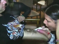 Ces Potes Lui Offrent two Salopes Pour S Occuper De Sa Queue !