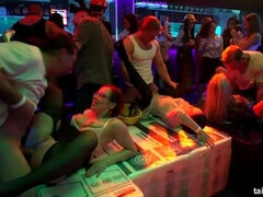 Grote mammen, Aangekleed, Zoenen, Likken, Orgie, Feest, Swinger, Trio