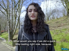 Støvletter, Brunette, Naturlige bryster, Utendørs, Synsvinkel, Offentlig, Tenåring, Pupper