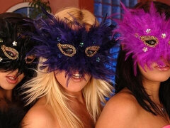 Grosse titten, Dildo, Küssen, Lecken, Lingerie, Masturbation, Rasiert, Entkleiden