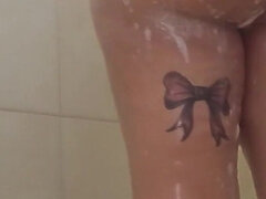 Leie, Wohlbeleibte schöne frauen, Grosser arsch, Latina, Natürlichen titten, Dusche, Solo