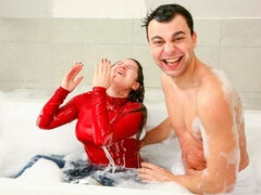 Bad, Grosser arsch, Blasen, Braunhaarige, Hundestellung, Handjob, Titten, Nass