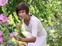 Aranyos, Gesztenyebarna, Sarokkal való, Mellbimbók, Szabadban, Rövid haj, Szoknya, Egyedül