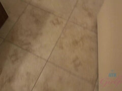 Leie, Fussjob, Freundin, Orgasmus, Öffentlich, Dürr, Abendanzug, Titten