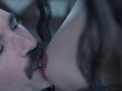 Braunhaarige, Absätze, Küssen, Lingerie, Piercing, Abendanzug, Tätowierung, Tanga