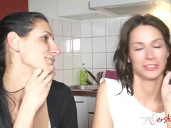 Røv, Stor røv, Store bryster, Brunette, Lesbisk, Ældre kvinde, Mor jeg gerne vil kneppe, Teenager