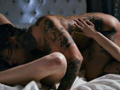 Hatvankilences, Hálószoba, Farmernadrág, Csókolózás, Maszti, Nuni, Tetkó, Kukkoló