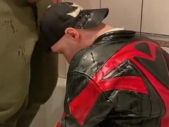 Salle de bains, Domination, Européenne, Homosexuelle, Fait maison, Humiliation, Cuir, Pisser
