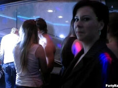 Grosser schwanz, Blondine, Blasen, Frau, Handjob, Ablutschen, Swingers, Titten