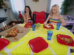 Bad, Brunette, Kvinner mann, Kjæreste, Latina, Naturlige bryster, Piercingen, Tattovering