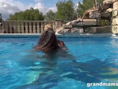 In den arsch, Fetisch, Fingern, Lesbisch, Reife frau in den arsch, Orgasmus, Im freien, Spielzeuge