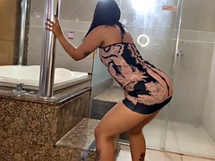 This bitch, she likes to shake her ass in the dock