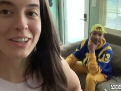 18 éves, Hatalmas hátsó, Monumentális dákó, Tekintélyes didik, Cumizás, Gesztenyebarna, Kutya póz, Szabadban