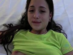 Amatör, Avsugning, Brunett, Fingering, Handjobb, Hotell, Pov, Tonåring