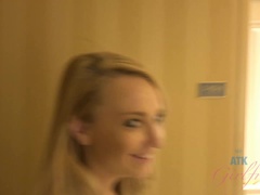 Blondýna, Boty, Přítelkyně, Drobounká, Piercing, Různé pohledy, Punčochy, Kozičky