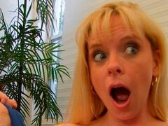 デカパイ, ブロンド, フェラチオ, 口内発射, ドレス, 手コキする, なめる, 淫乱熟女