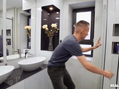 Badeværelse, Pik sutte, Brunette, Latinsk, Lille kvinde, Bad, Legetøj