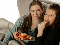 Brunette, Give finger, Kysse, Lesbisk, Slikning, Fisse, Teenager, Bryster