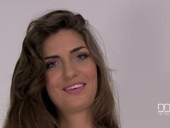 Колледж, Чешки, Джинсы, Натуральные сиськи, Киски, Бритые, Соло, Сиськи