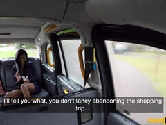 Dark-skinned slut gets fucked in the backseat of the taxi