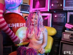 Tekintélyes didik, Szőke, Gesztenyebarna, Ujjazás, Kőkemény, Érett feleség, Természetes mellek, Tetkó