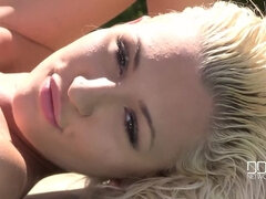 Bikini, Blondína, Nohy, Masturbácia, Prirodzené prsia, Bazén, Pička, Kozičky