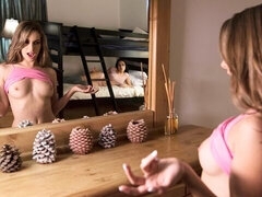 Ξανθιά, Πίπα, Σε στάση σκύλου στα τέσσερα, Θηλυκό θηλυκό αρσενικό, Ξυρισμένη, Έφηβος, Τρίο, Βυζιά